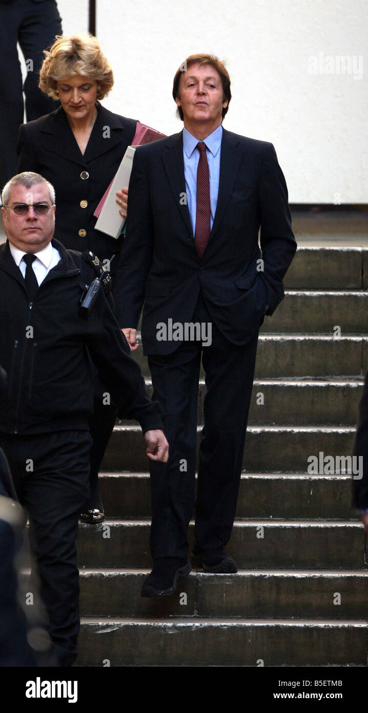 Sir Paul McCartney und seinem Anwalt Fiona Shackleton treffen bei den Royal Courts of Justice für einen weiteren Tag in der hearin in seine Scheidungsvereinbarung mit Heather Mills Stockfoto