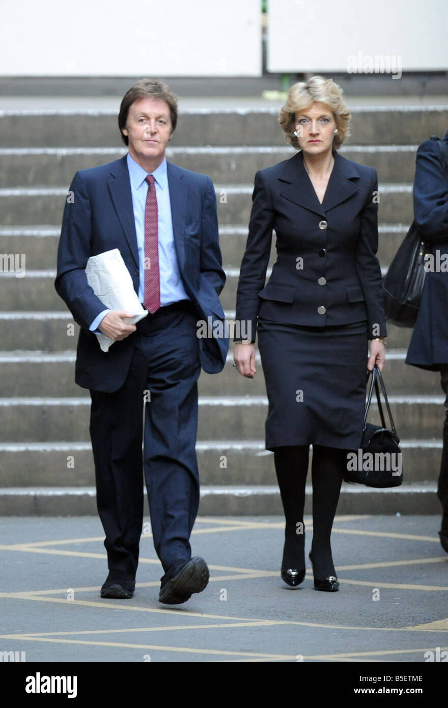 Sir Paul McCartney und seinem Anwalt Fiona Shackleton treffen bei den Royal Courts of Justice für einen weiteren Tag in der hearin in seine Scheidungsvereinbarung mit Heather Mills Stockfoto
