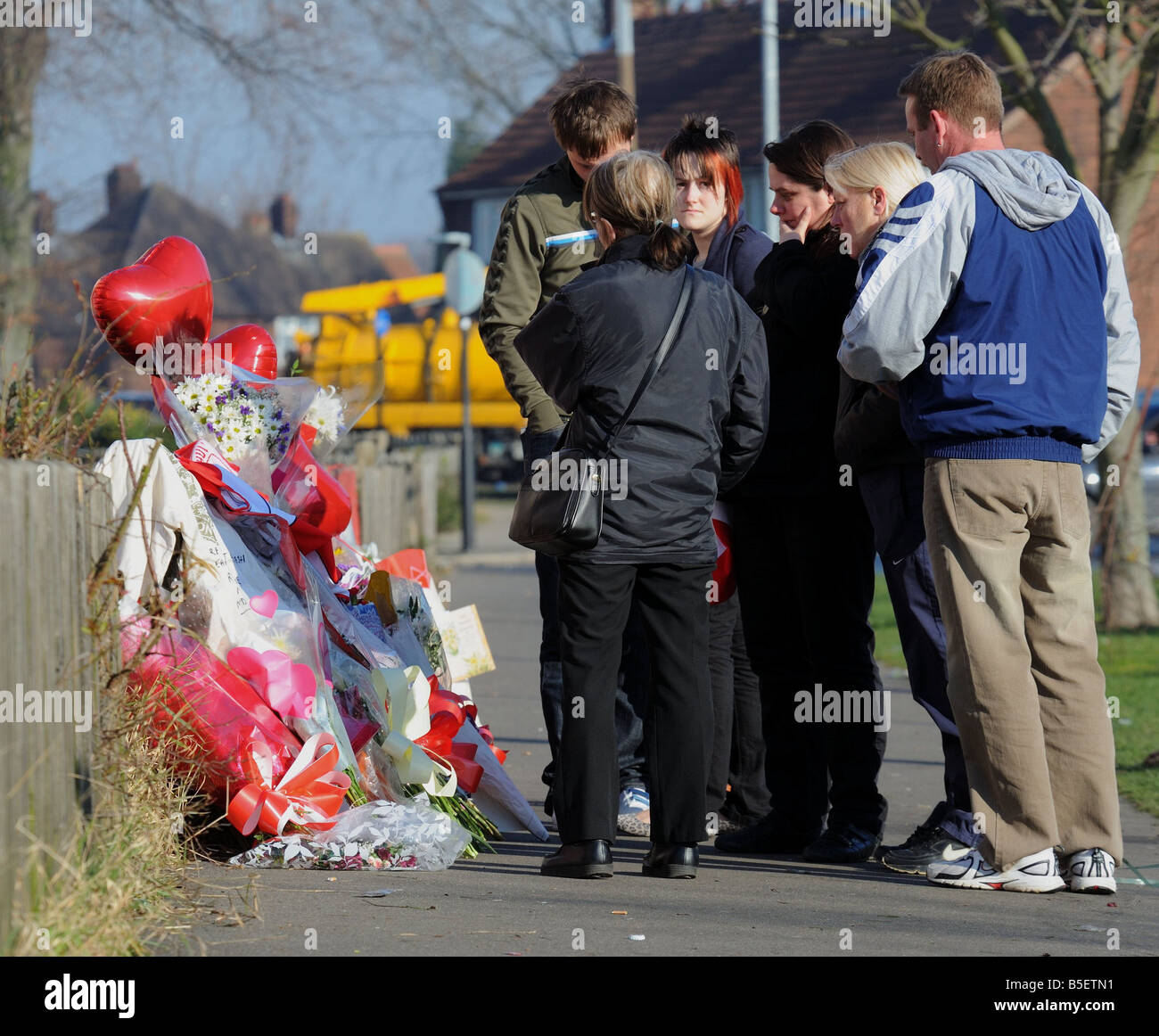 Trauer betroffenen Lauren Dinsdale blaue Jacke braun orange Haare die Tribute liest Links für ihre Teenager Bruder, wurde ein weiterer Stockfoto