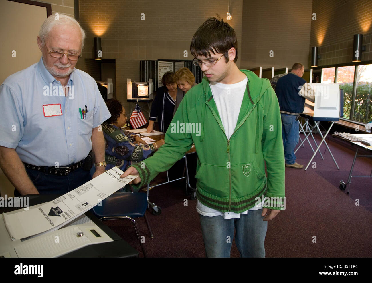Erstmalige Wähler wirft Stimmzettel in Präsidentschaftswahlen 2008 Stockfoto