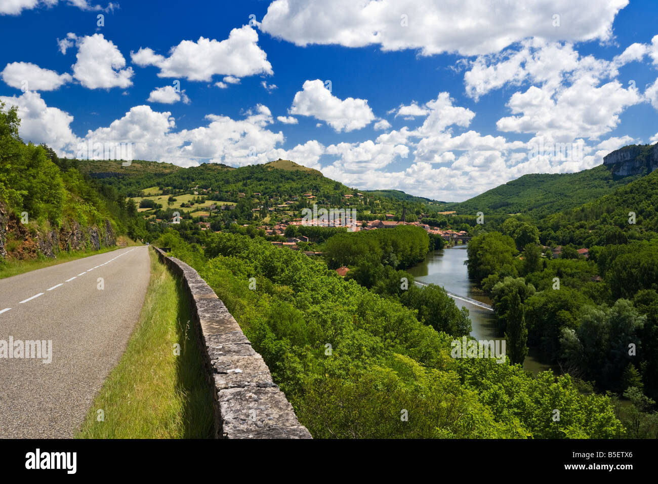 Der Weg zur französischen Stadt von Saint Antonin Noble Val und den Fluss Aveyron, Tarn et Garonne, Frankreich, Europa Stockfoto