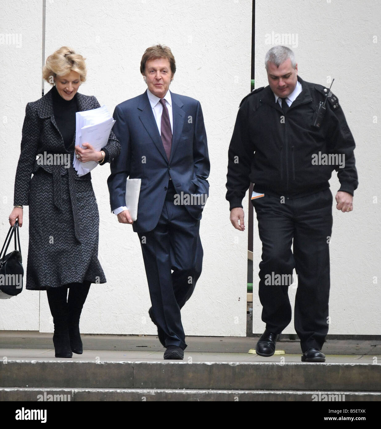 Sir Paul McCartney und seine Soliciter Fiona Shackleton kommen vor dem High Court für einen weiteren Tag in der Scheidung Anhörung mit Heather Mills Stockfoto