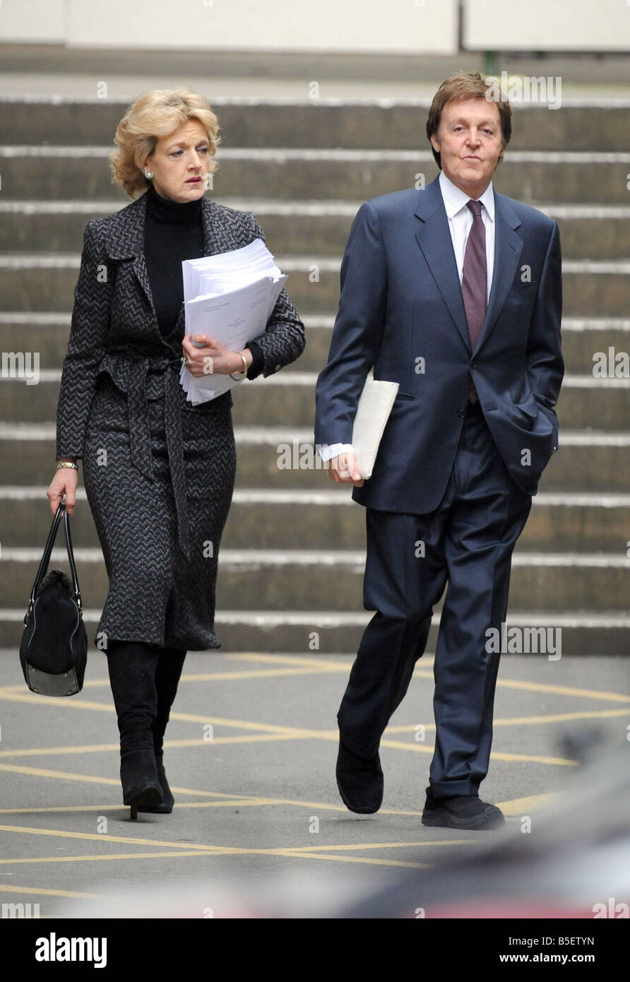 Sir Paul McCartney und seine Soliciter Fiona Shackleton kommen vor dem High Court für einen weiteren Tag in der Scheidung Anhörung mit Heather Mills Stockfoto