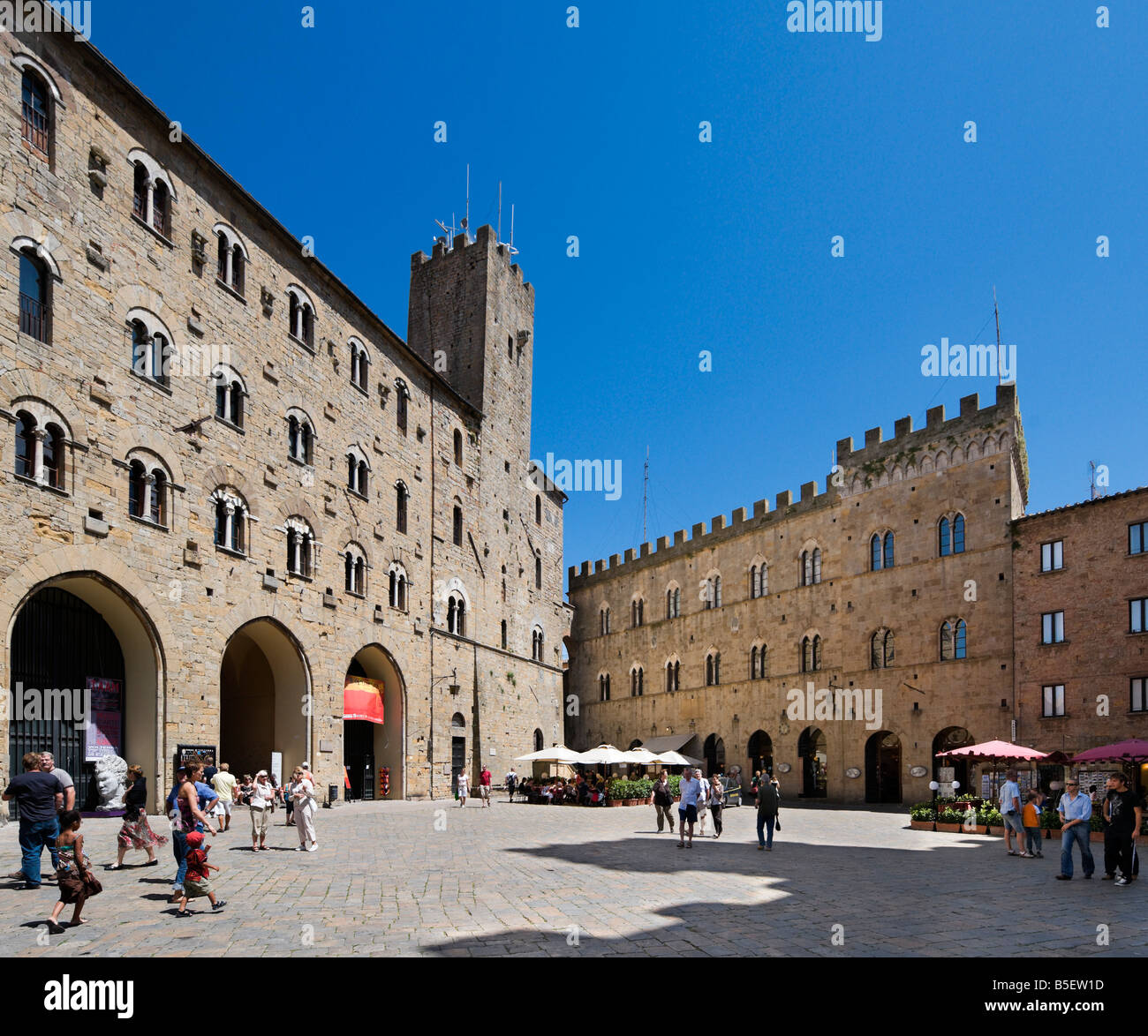 Piazza dei Priori mit dem Palazzo Pretorio und Turm von die kleine Sau auf der linken Seite, Volterra, Toskana, Italien Stockfoto