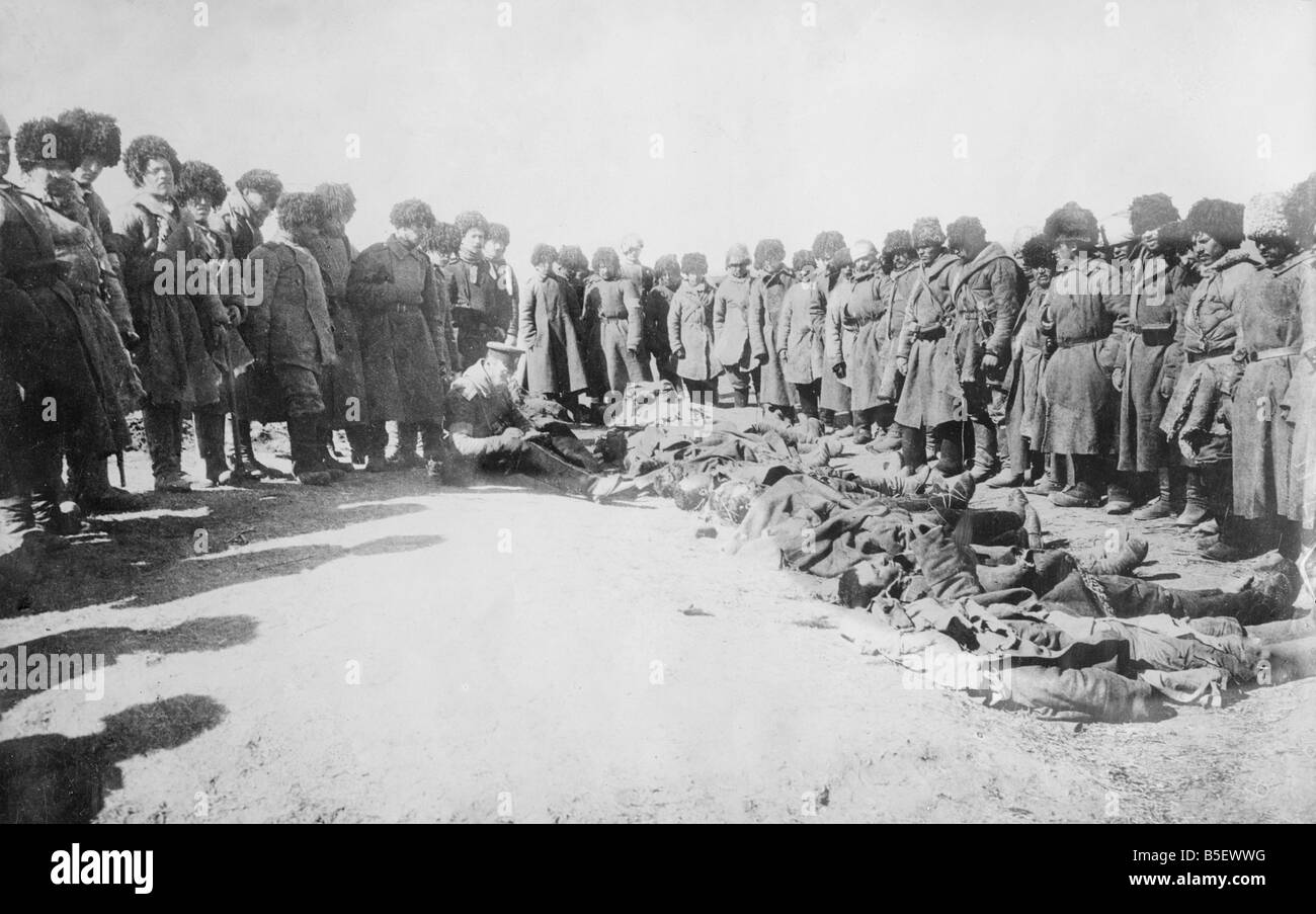 Weltkrieg eine Ostfront; Soldaten der russischen südlichen Armee zählen die Toten nach ihren Kampf in der Stadt Lemberg, der Hauptstadt von Galizien im heutigen Ukraine; August 1914 Stockfoto