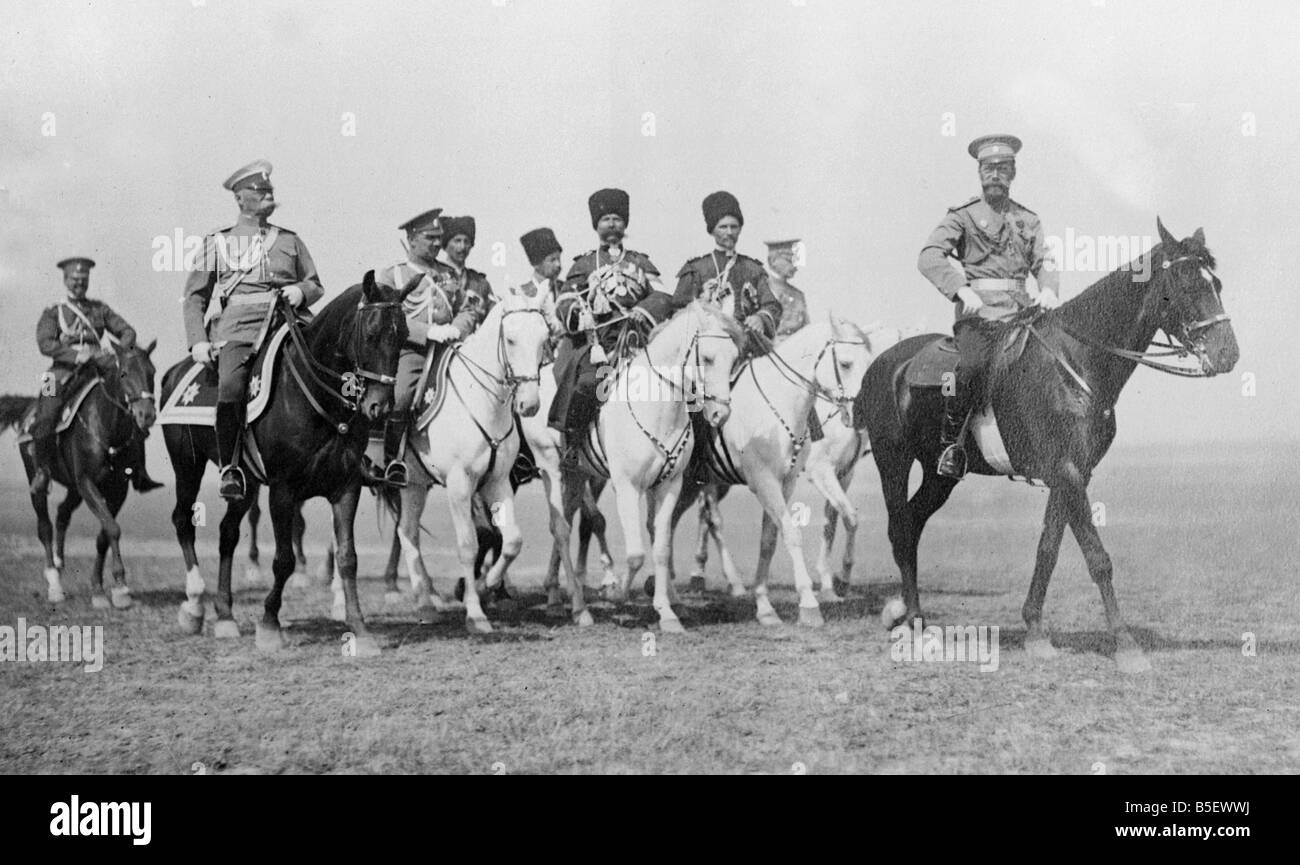 Russische Staatschef Zar Nicholas II Inspektion russische Truppen mit seinem Stab in die Allgemeine Mobilmachung zu Beginn des ersten Weltkrieges im August 1914 Stockfoto