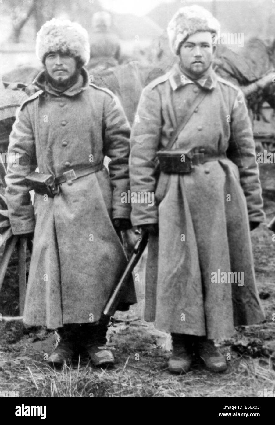 Zwei Russische Sibirischen Soldaten In Ihre Winterkleidung Wahrend Der Kampfe An Der Ostfront Im Ersten Weltkrieg November 1914 Stockfotografie Alamy