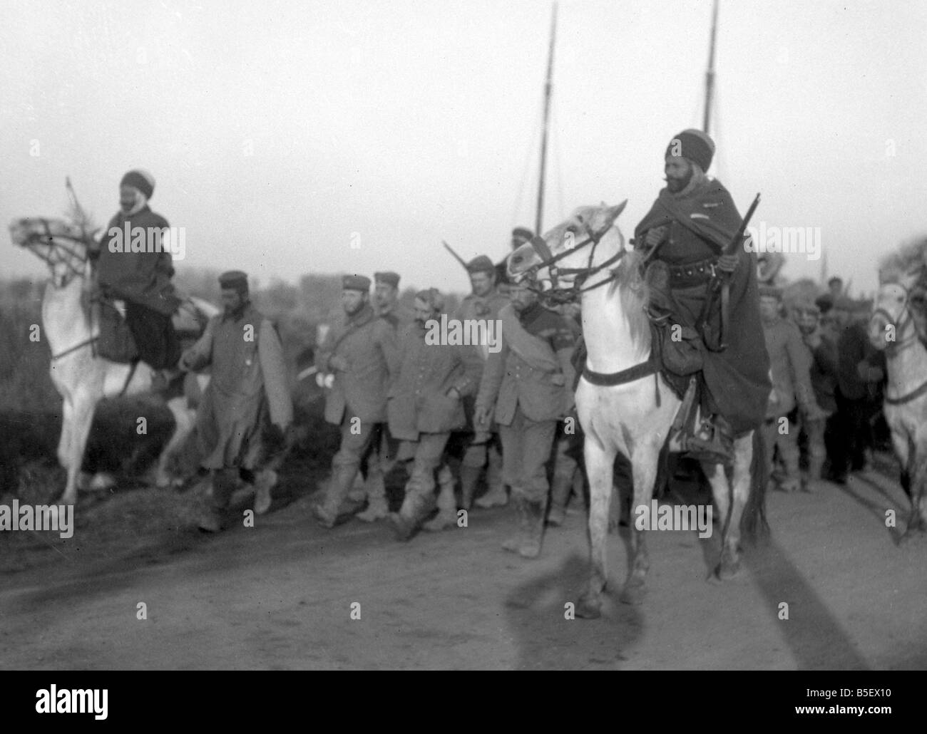 Deutsche Gefangene bewacht durch marokkanische Truppen auf dem Pferderücken, kämpfen als Teil der französischen kolonialen Streitkräfte Duriong dem großen Krieg; 4. November 1914; Stockfoto