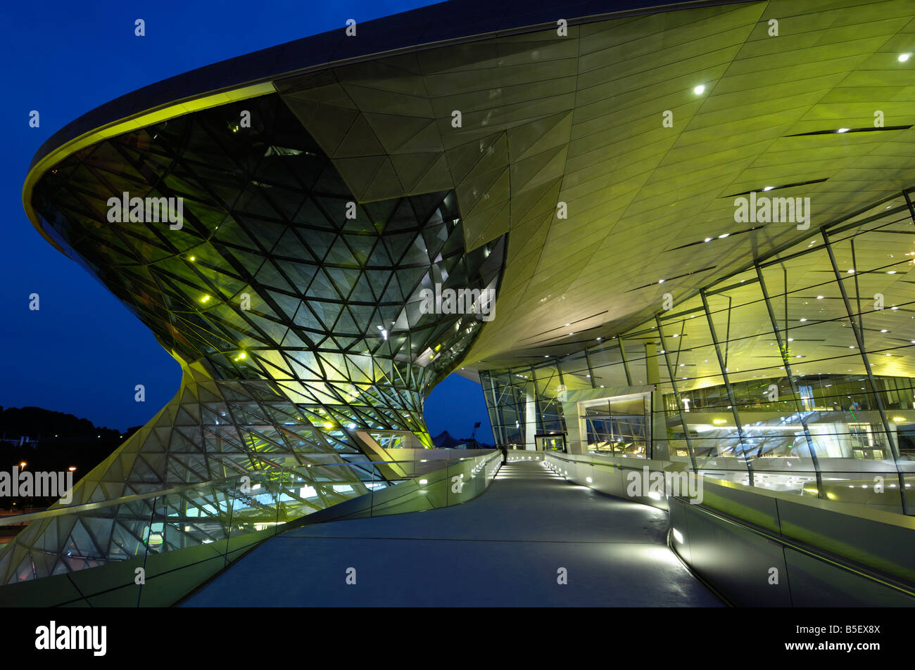 BMW Welt beleuchtet in der Nacht, München, München, Bayern, Deutschland Stockfoto