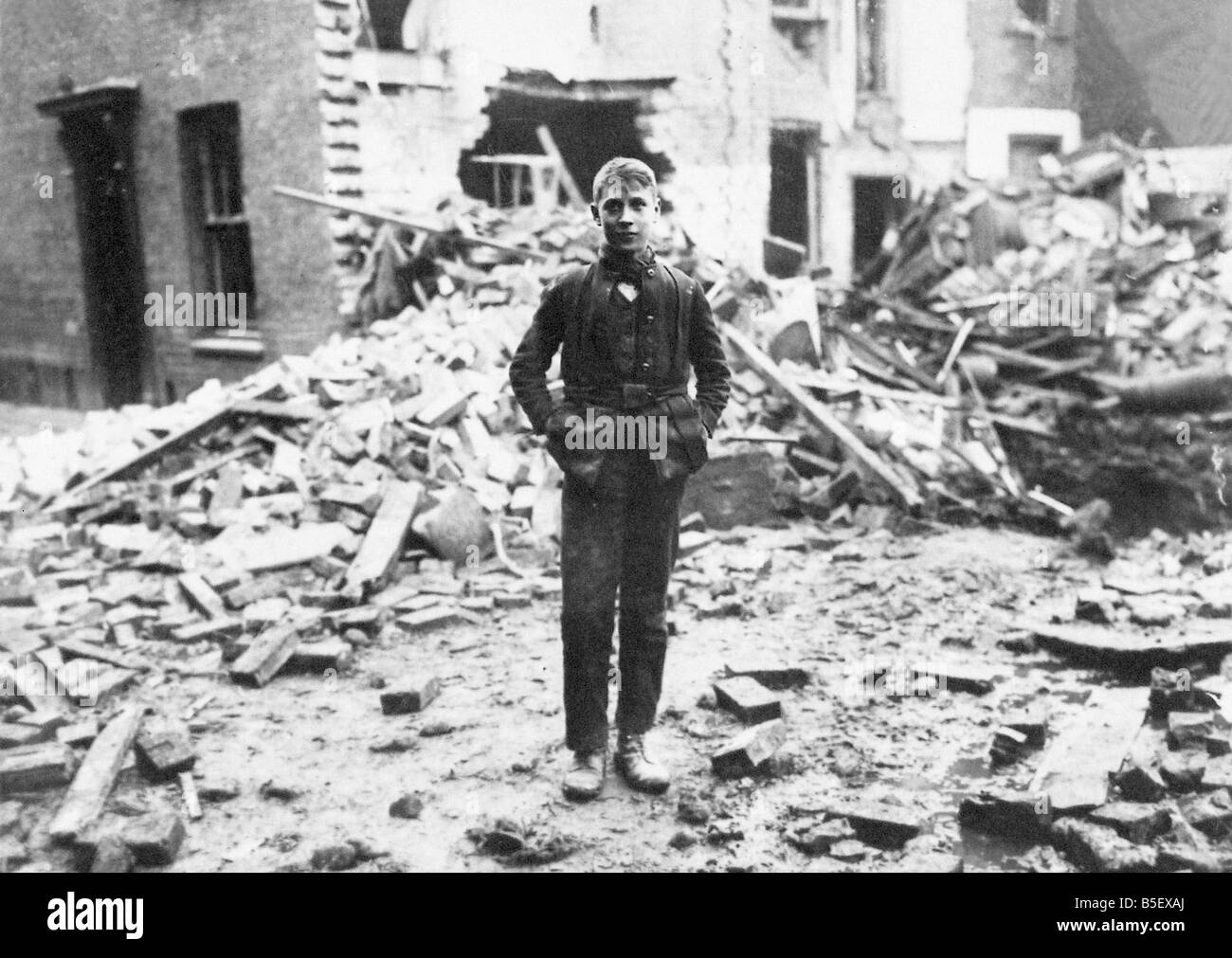 T.Walden entkam unverletzt aus den zerbombten Häusern in King's Lynn. &#13; &#10; 21. Januar 1915. &#13; &#10; OP722U Stockfoto