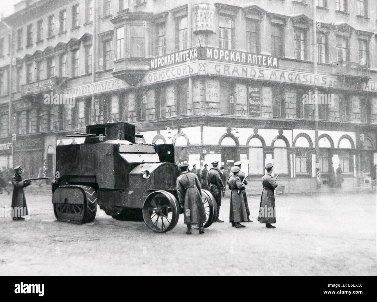 Bolschewiki Bewachung einer Straße mit einer amoured Auto &#13; &#10; 17. Dezember 1917. &#13; &#10; OP726I Stockfoto