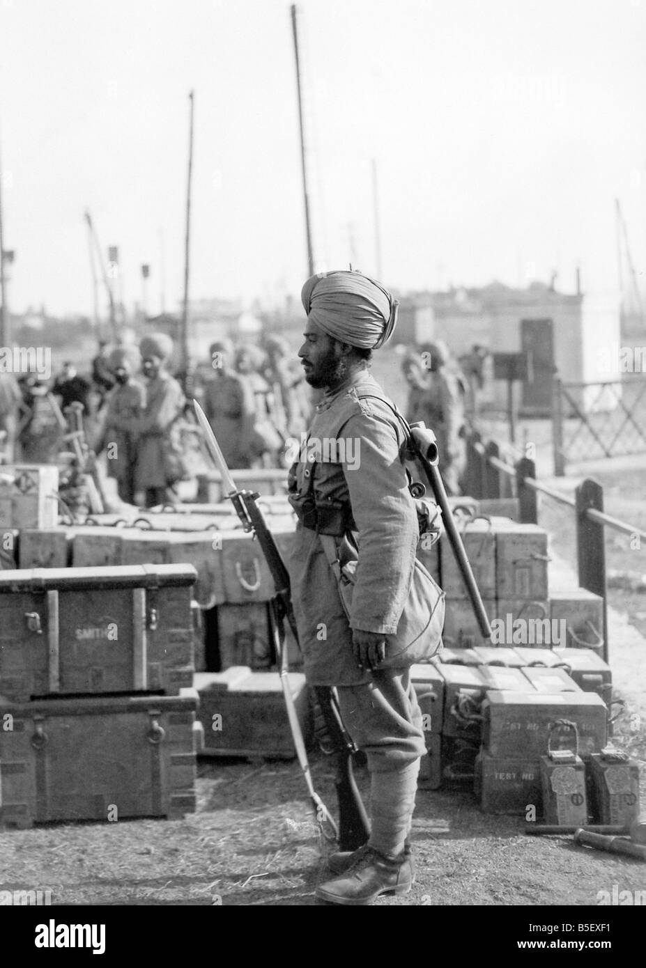 Indische Truppen in Orleans, Frankreich. &#13; &#10; Sentry Bewachung Kisten mit Munition. &#13; &#10; September 1914. &#13; &#10; OP653. Stockfoto