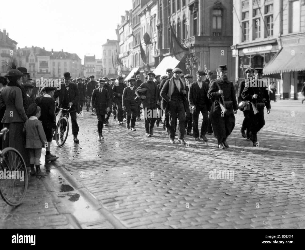 Letzte Zeile des Rekruten ins Aktion aufgerufen. Belgische Truppen marschieren auf Straße.; September 1914; 74-87 Stockfoto