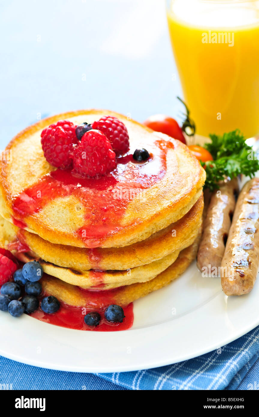 Frühstück mit Buttermilch Pfannkuchen mit Würstchen und frischen Beeren Stockfoto