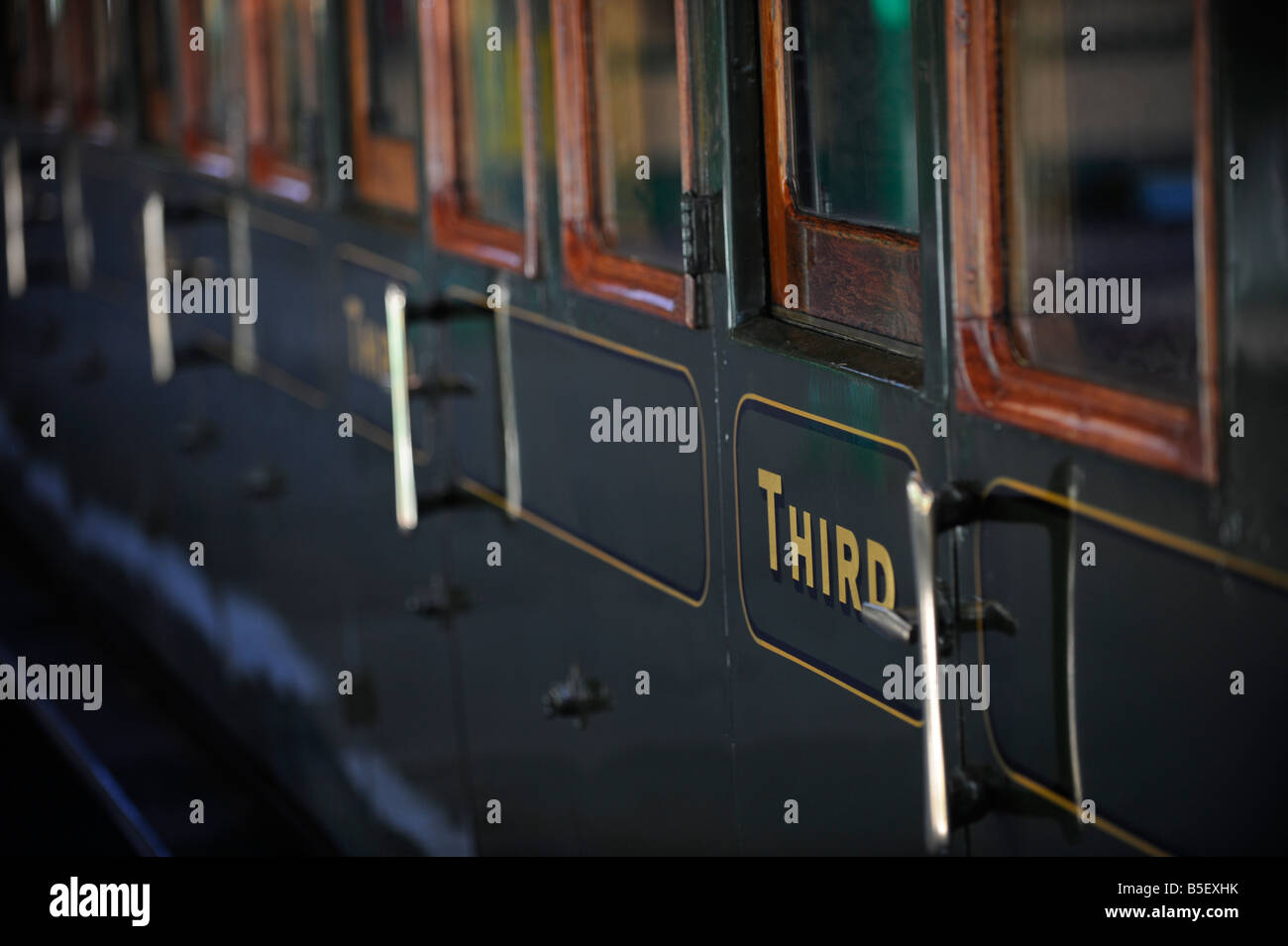 Der Bluebell Railway in East Sussex. Eine Kutsche Tür einer dritten Klasse reisen Fach auf die erhaltenen Dampfeisenbahn. Stockfoto