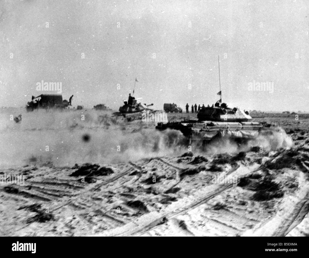 Nordafrika November 1942; Kreuzfahrer Tanks montiert mit 6 Pounder Gewehren gesehen hier bei der Jagd des sich zurückziehenden Gegner nach der Schlacht Stockfoto