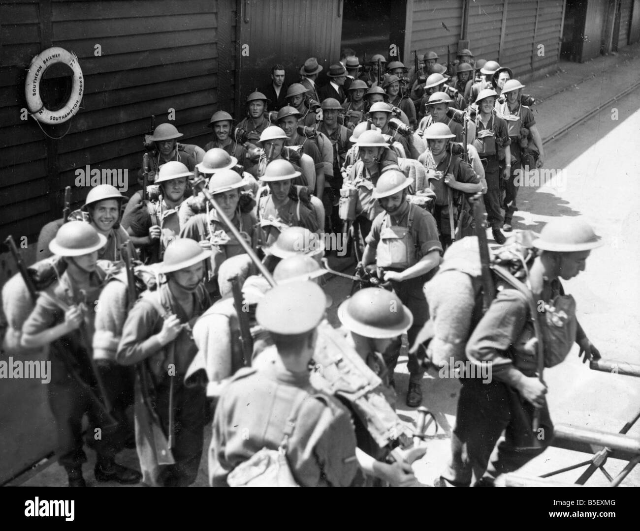 Erneute Durchführungen für die British Expeditionary Force Einschiffung auf ein Trupp transportieren Schiff, den Kanal nach Frankreich, stärken die Abwehrkräfte auf der Franco - belgischen Grenze überqueren. ; Ca. Mai 1940 Stockfoto