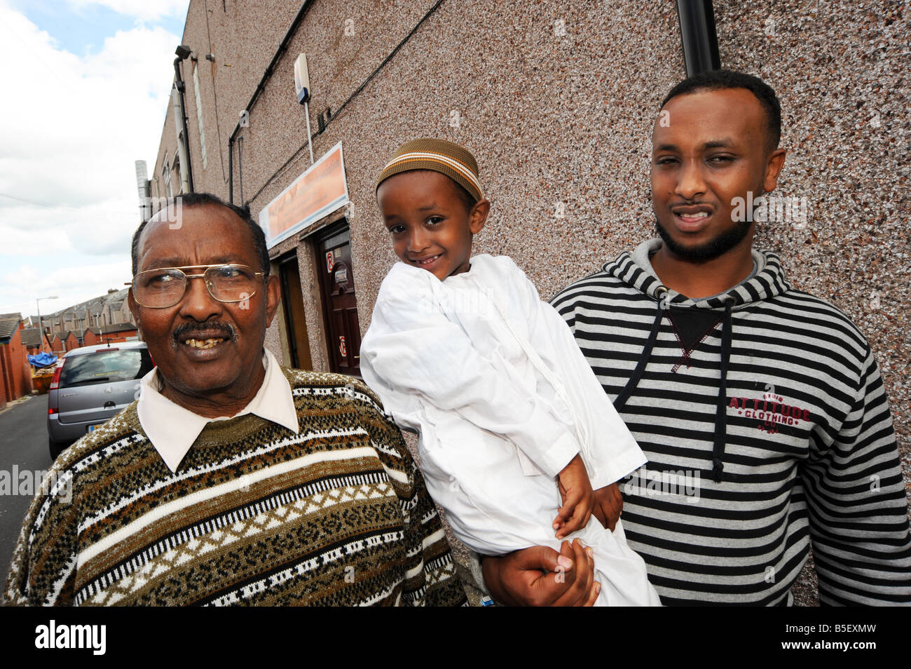 Der Gemeinschaft auf den Straßen von niedrigeren Deane drei Generationen von somalische Flüchtlingsfamilie Modell veröffentlicht Stockfoto