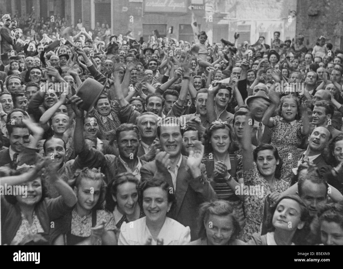 Bewohner der italienischen Stadt Siena jubeln und feiern als französische Truppen der fünften Armee geben Sie die Stadt, die letzte Festung der deutschen Abwehr im zweiten Weltkrieg zu befreien; Juli 1944 Stockfoto