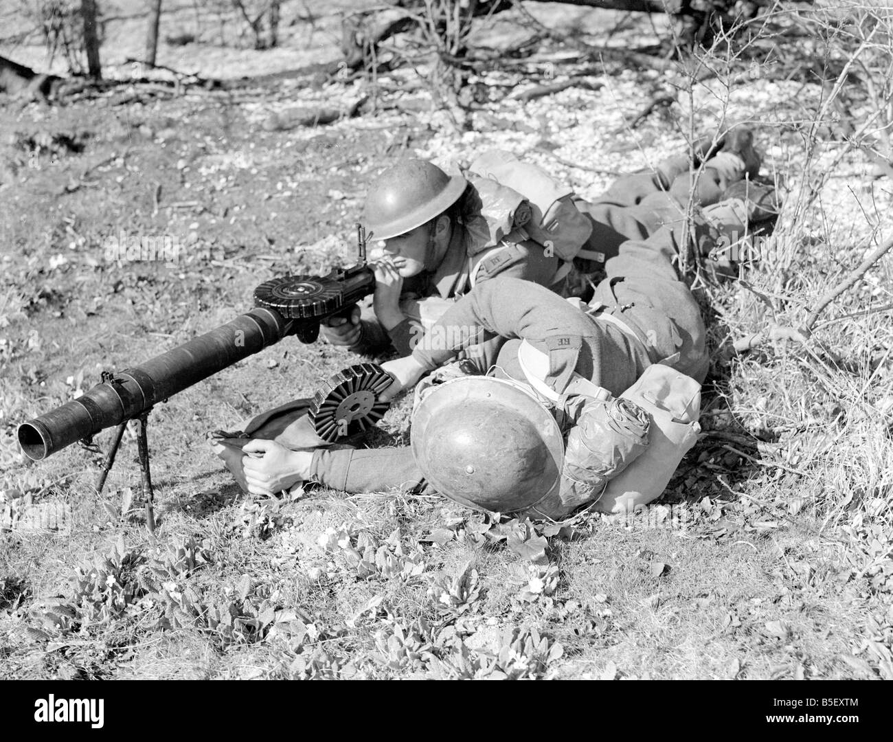 Britische Soldaten in der Ausbildung mit einem Lewis Gun.  
 W378L. c.1942. Stockfoto