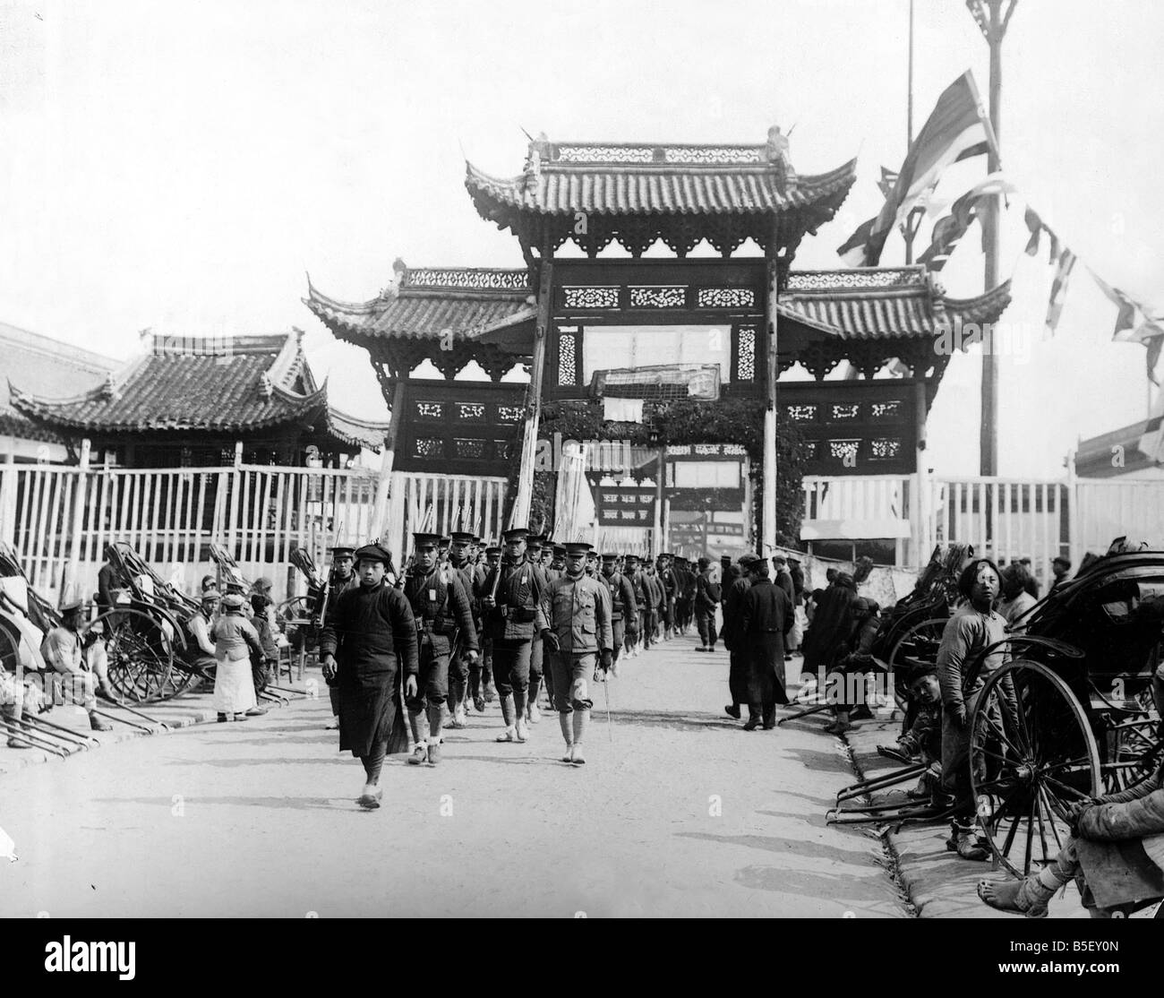 Soldaten der chinesischen Regierung März unter der Eingang zu dem Vizekönig Yeomen in Nanking, China während des Bürgerkrieges am 1. Apr Stockfoto