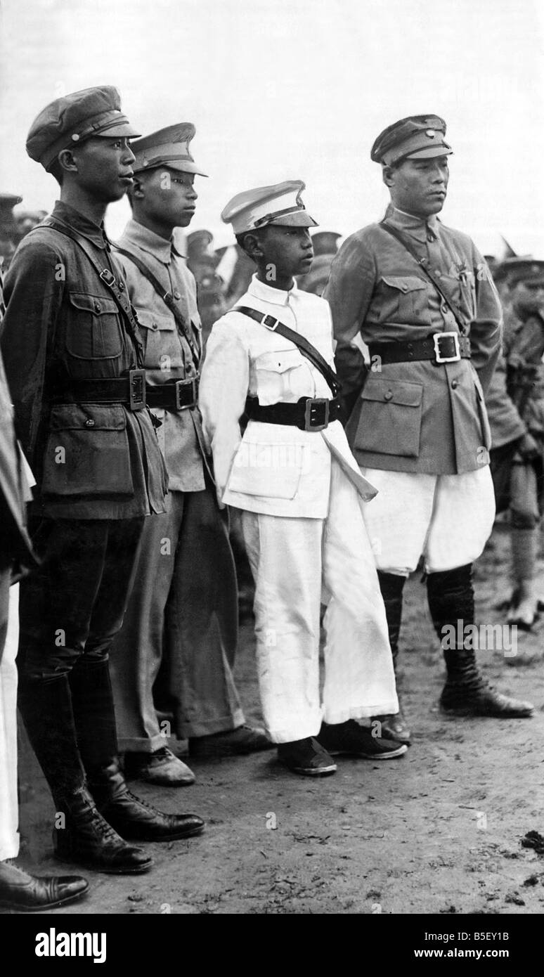 Offiziere der nationalistischen Armee Chiang Kai Shek mit junger Offizier in weiße uniform in China während des Bürgerkrieges.; Juli 1927 Stockfoto