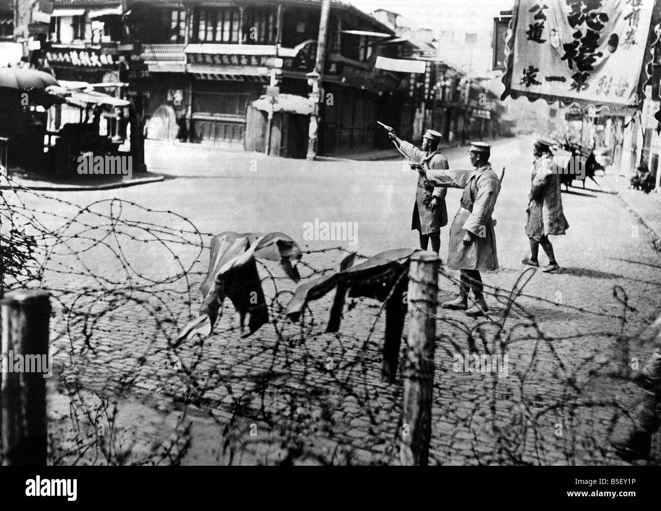 Der Fall der Shanghai während des chinesischen Bürgerkriegs; Die paar restlichen nördlichen Soldaten schießen auf bewaffnete in den Fenstern, die angeblich Feuer auf sie eröffnen, da die Kantonesisch angekommen warteten. ; Dies ist Teil des Bahnhofplatzes.; April 1927; Stockfoto