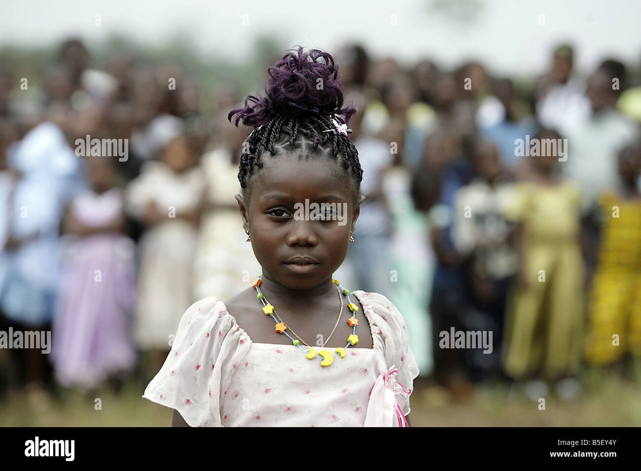 Die Mutter von Victoria Climbie präsentiert stolz eine Schule im Namen ihrer Tochter Bertha Climbie ist hier abgebildet, hält Victoria s Schwester Joelle und ist umgeben von zukünftigen Schüler der Schule die ich in Abobo die Côte d ' Ivoire im September 2008 eröffnet wird gebaut Stockfoto