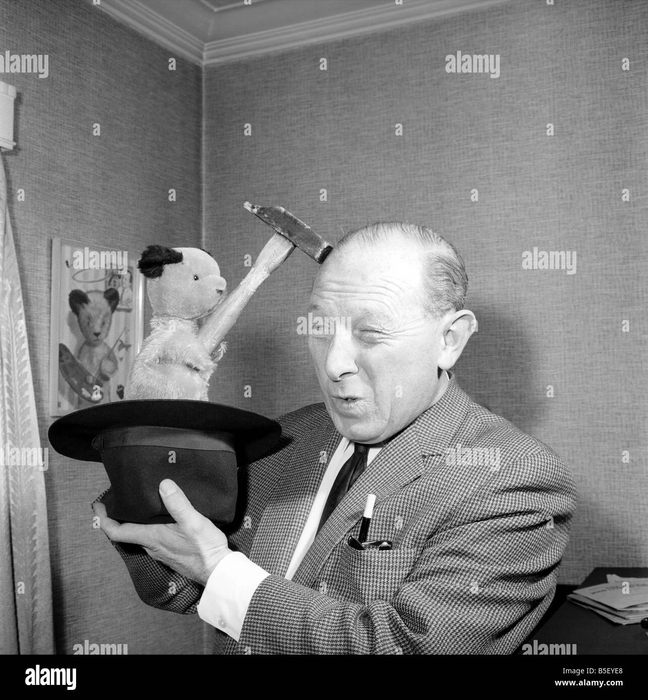 Harry Corbett zu Hause mit Sooty. 1960 A1224-007 Stockfoto