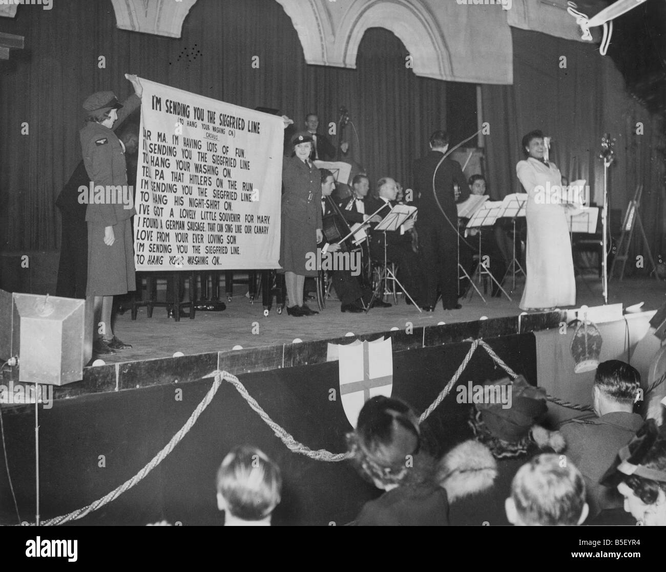 Szene bei einem RAF-Vielfalt-Konzert in Adelaide Hall zeigt eine Sängerin das Lied hängen, Ihre Wäsche auf The Siegfried Lin Stockfoto