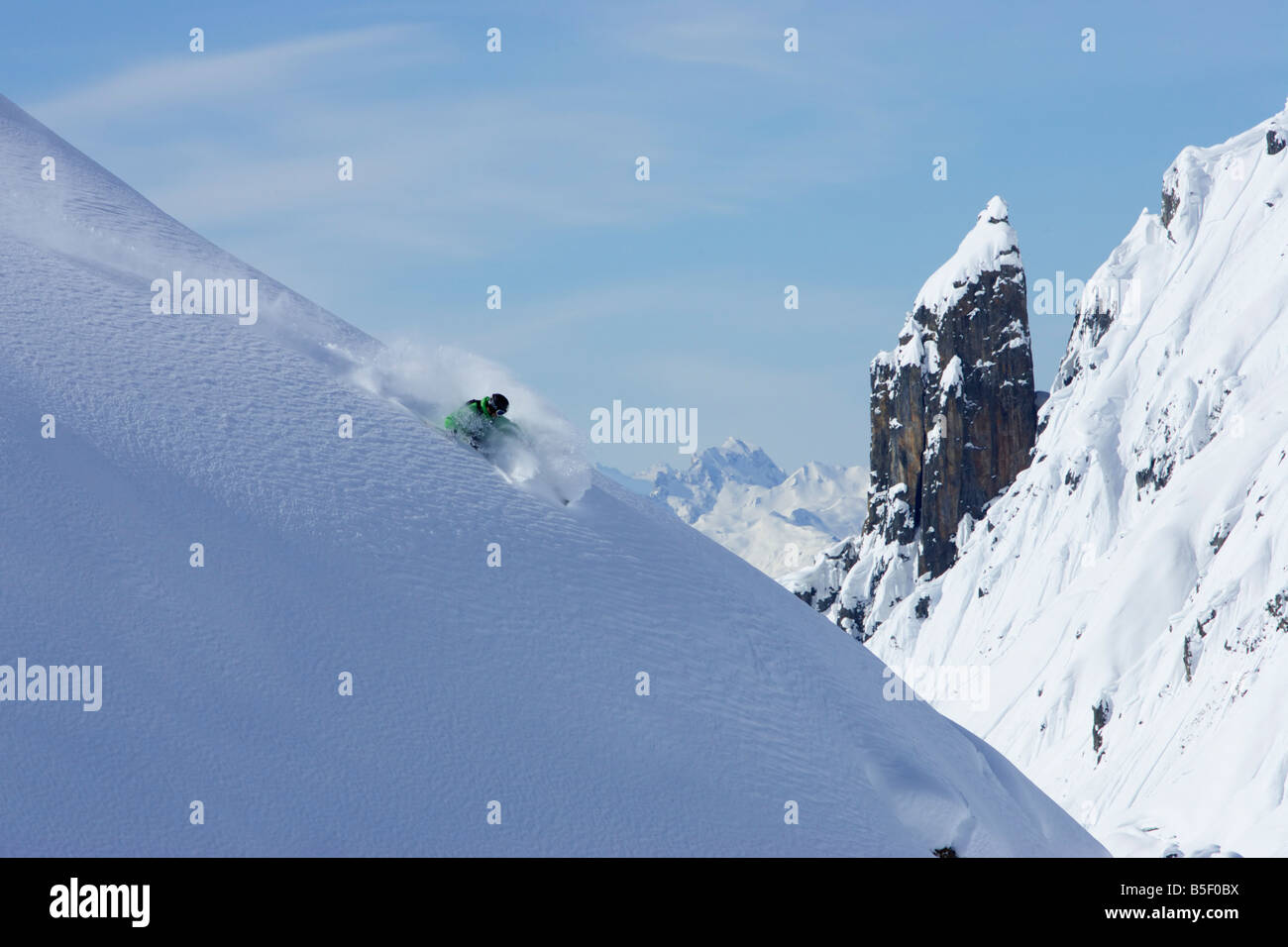 Skifahrer, die dabei eine enge schalten Sie intakt Schnee Stockfoto