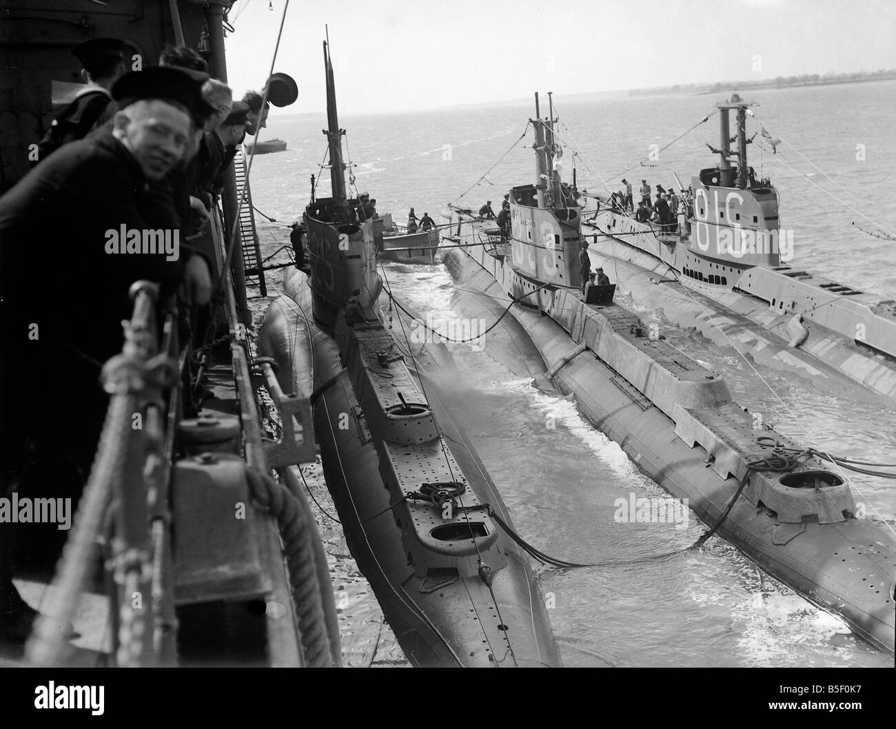 S-Klasse der Royal Navy gefesselt neben einem Depot-Schiff. Sie sind von links nach rechts: HMS Seelöwe, HMS Snapper und Sunfish; Ca. September 1940; Stockfoto