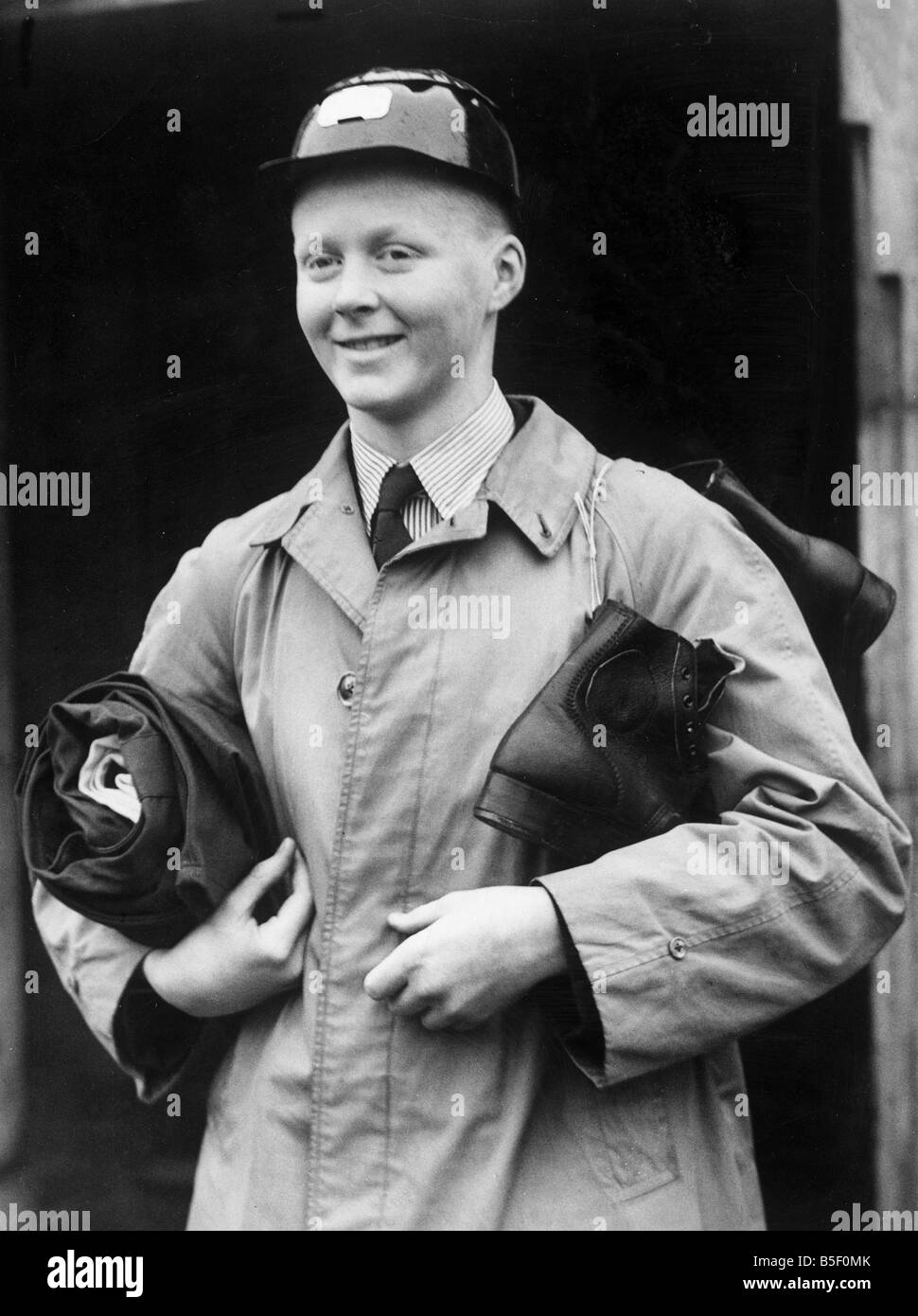 18 Jahre alte John Hewetson früher von St Bees Schule in Cumberland nach der Ankunft im Schulungszentrum in Swinton, Lancashire während des zweiten Weltkrieges Bergleute abgebildet; Januar 1944 Stockfoto