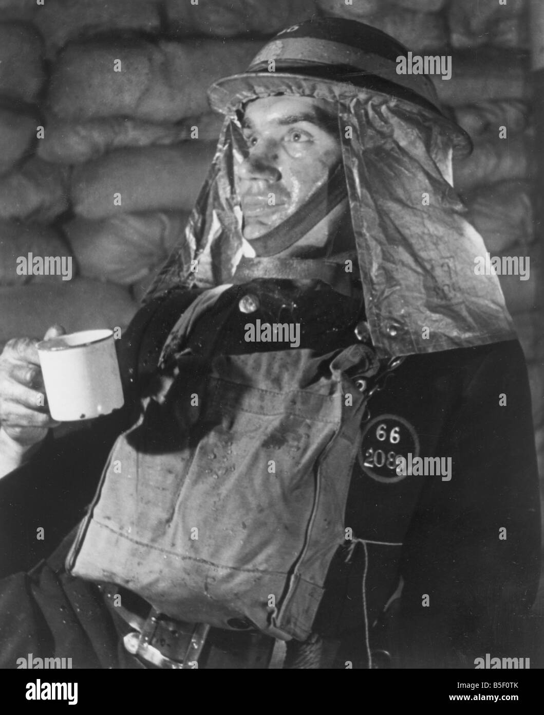 Ein Feuerwehrmann ist eine wohlverdiente Pause für eine Tasse Tee nach der Teilnahme an vielen zerbombten Gebäude während der Blitz in den zweiten Weltkrieg; März 1942 Stockfoto