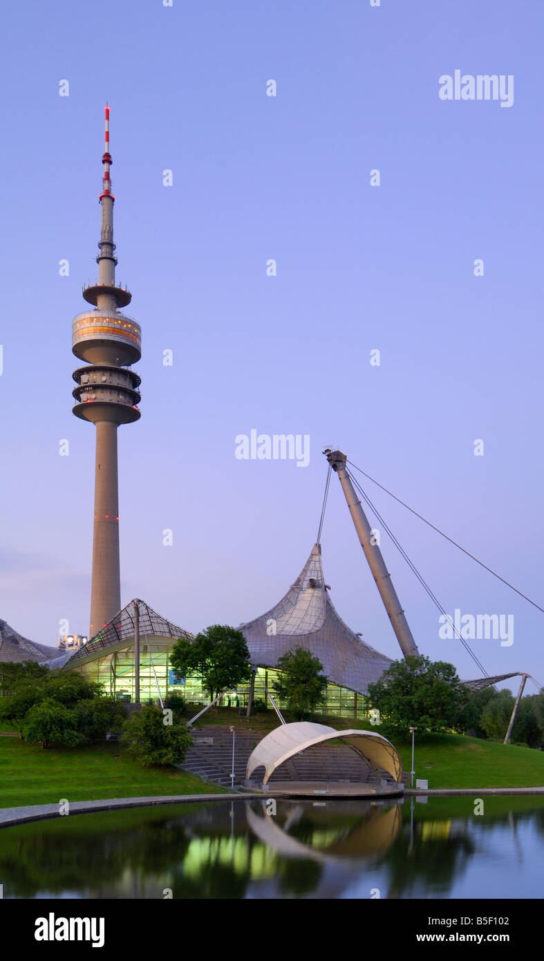 Olympiapark und Olympiaturm (Fernsehturm) in der Abenddämmerung, München, München, Bayern, Deutschland Stockfoto