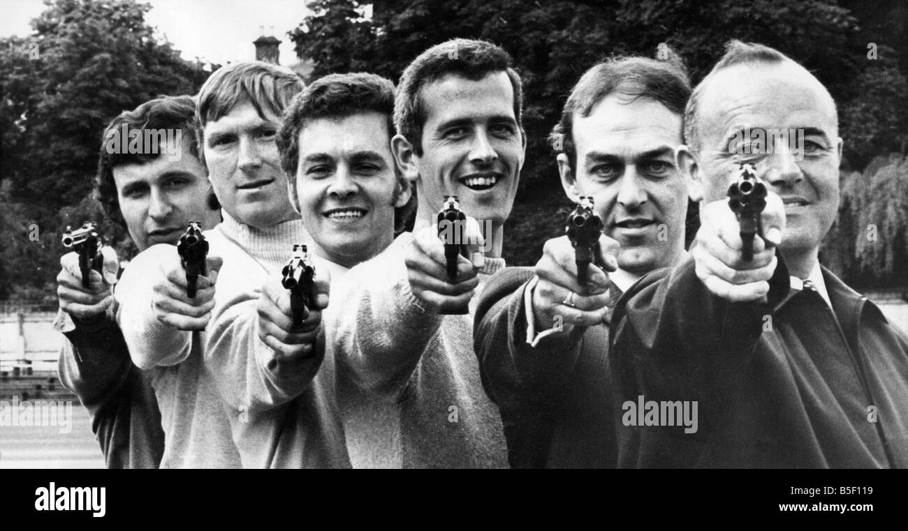 Mitglieder der Nothumbria Polizei Pistole Team links rechts Dave Adams Doug Hudson Les Harriston Geoff Kelch Terry Brown und Bill Scott Stockfoto