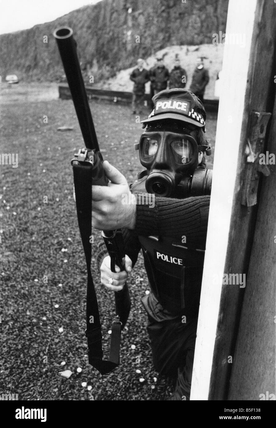 Ein Polizist Schütze in den neuesten hohe Spezifikation Körper Rüstung und Waffe Stockfoto