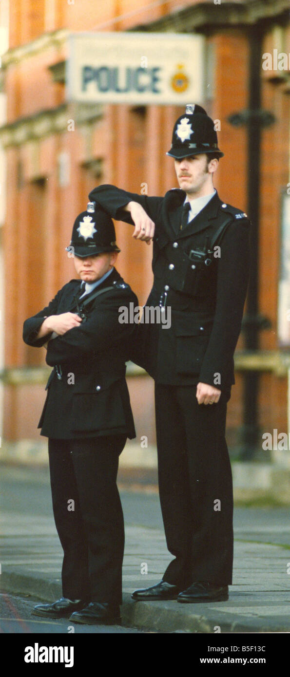 Kleine und große machen diese zwei Polizisten einen seltsamen Anblick auf dem Beat Stockfoto