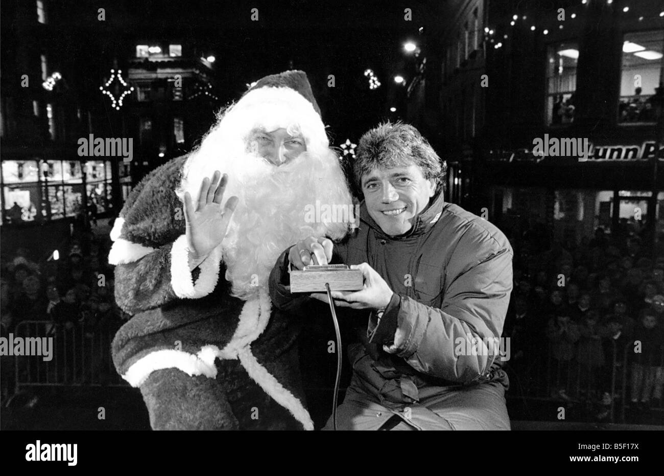 Kevin Keegan mit Santa Claus einschalten Newcastle s Weihnachtsbeleuchtung im November 1992 Stockfoto