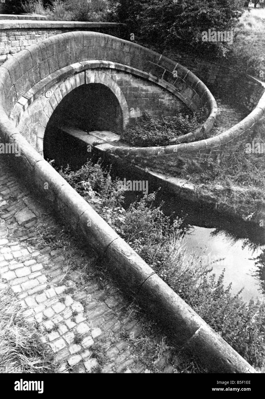 Eine Umsatz-Brücke dient zur Aufnahme der Leinpfad von einem Oside des Kanals zum anderen ist es einer praktischen Lösung um ein praktisches Problem, sondern eine höchst elegante Stockfoto