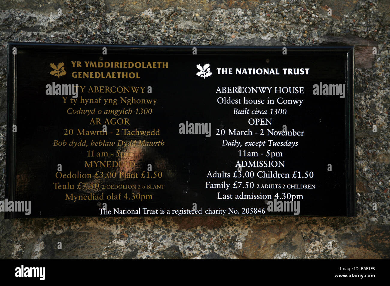 Hinweisschild auf das älteste Gebäude der Stadt Conwy, Aberconwy House, gebaut ca. 1300AD, jetzt eine National Trust-Eigenschaft Stockfoto