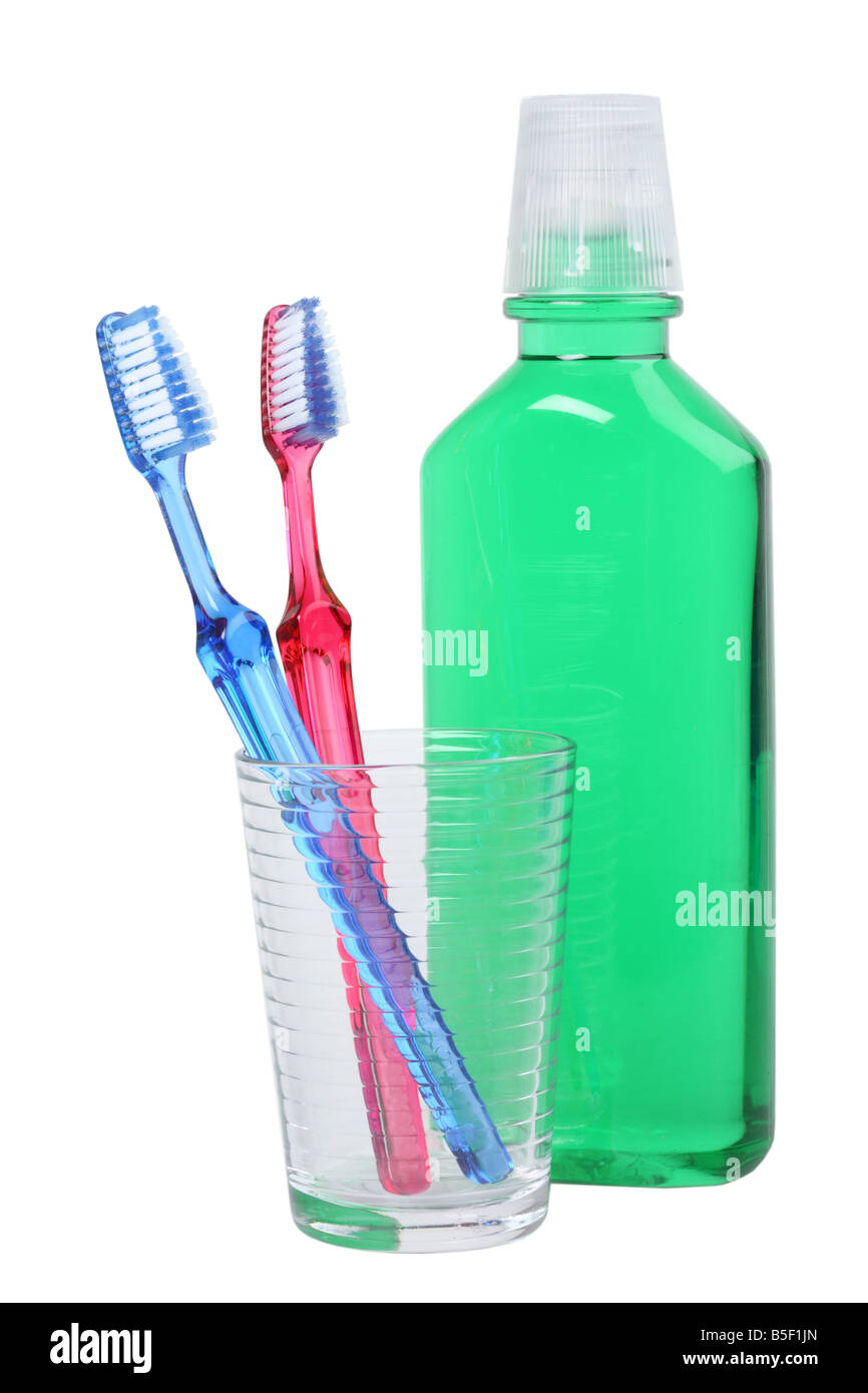Mundwasser und Zahnbürsten Ausschnitt auf weißem Hintergrund Stockfoto