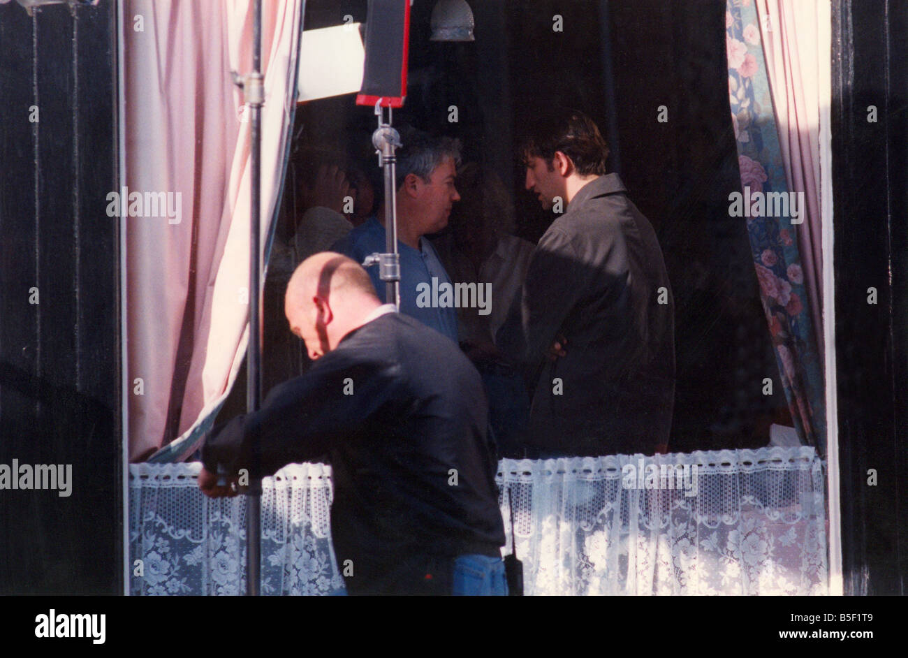 Jimmy Nail schießen seinen Fernseher Programm Krokodil Schuhe im Kupfer  Kessel Cafe in Cullercoats 21 05 96 Stockfotografie - Alamy