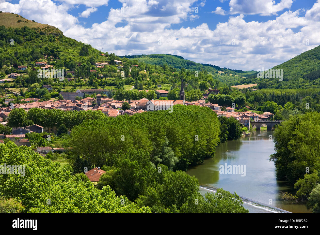 Saint Antonin Noble Val und den Fluss Aveyron in Tarn et Garonne, Frankreich, Europa Stockfoto