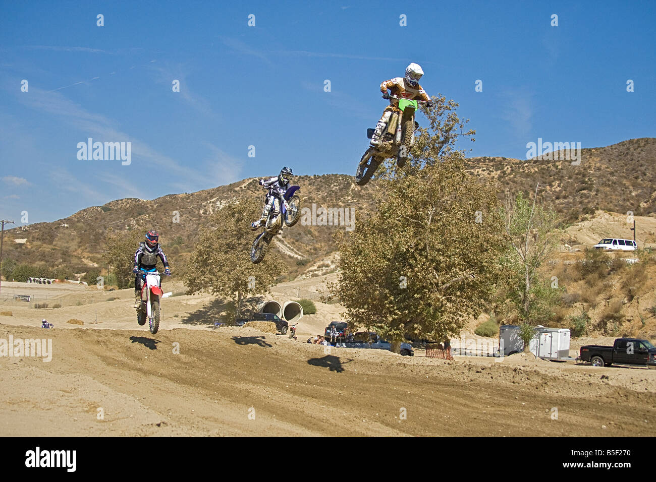 Motocross-Fahrer in der Luft über Sprung bei Glen Helen Schaltung Devore California Stockfoto