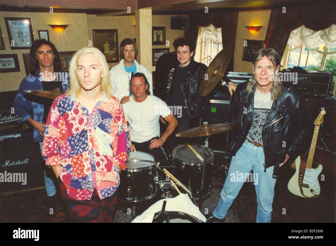 Hilton Valentine Rechts Ehemaligen Gitarrist Mit Den Tieren Die Im Bild Mit Seiner Band The Alligatoren 15 08 93 Stockfotografie Alamy