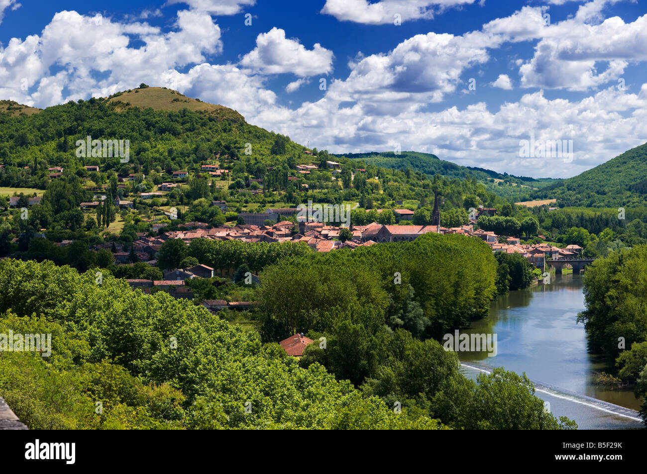 Saint Antonin Noble Val und der Fluss Aveyron, Tarn et Garonne, Frankreich Europa, typische Landschaft Blick auf die Landschaft Stockfoto