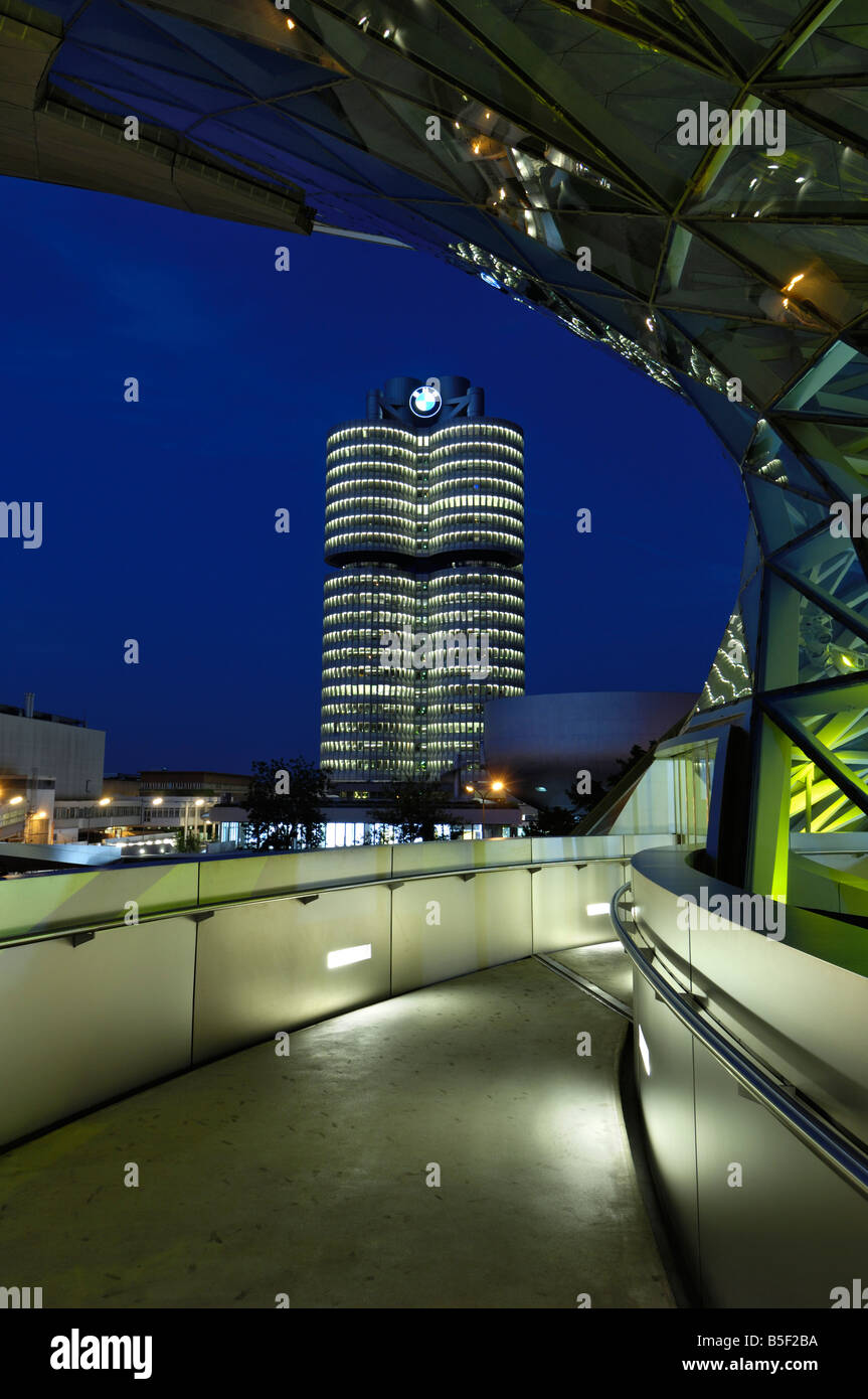 BMW Welt und zentrale beleuchtet in der Nacht, München, München, Bayern, Deutschland Stockfoto