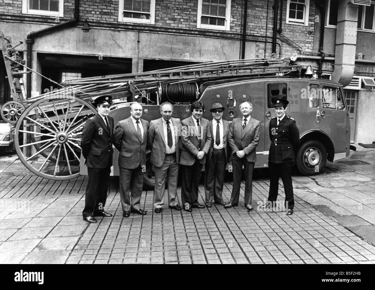 Tynemouth Feuerwehrleute haben eine ganz besondere alte Flamme sie s eine 30 Jahre alte Feuerwehrauto haben sie mit viel Muskelschmalz wiederhergestellt Stockfoto