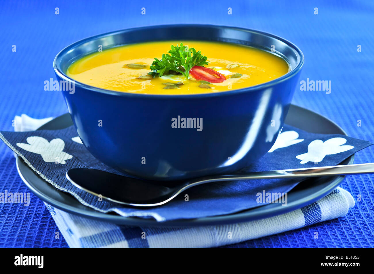 Kürbis oder Kürbis-Suppe in eine Schüssel geben Stockfoto